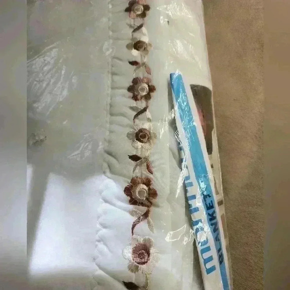 NEW Cannon Monticello Blanket Lucerne 725 72"x90" White W/ Floral Satin Trim - Picture 4 of 4